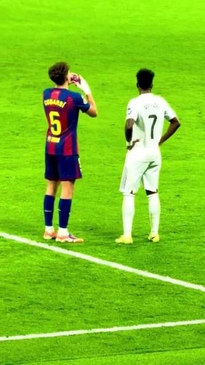 刚好我也口渴😄!国家德比时维尼修斯与库巴西分享一瓶水