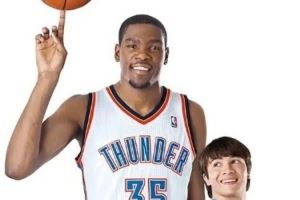 KD：玩2K时候我会用自己 会看自己的采访节目 以前还拍过戏录过歌