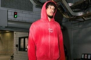 连帽衫军团！湖人众将今日穿搭 海斯小红帽反差萌 克内克特一身绿